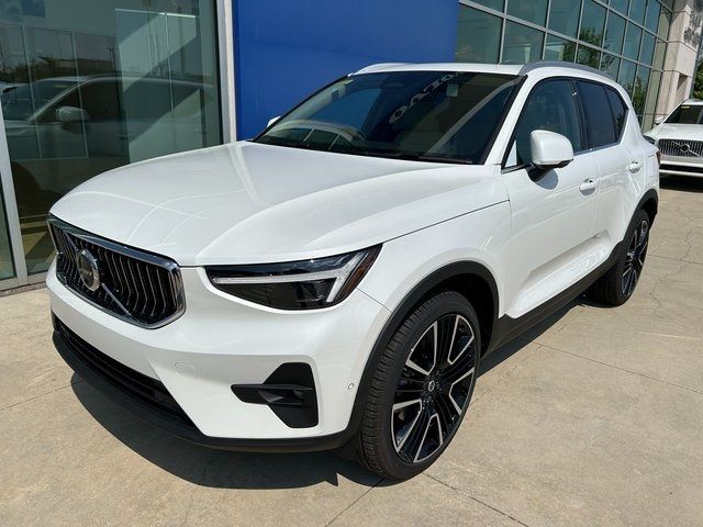 2025 Volvo XC40 Ultra Bright Theme