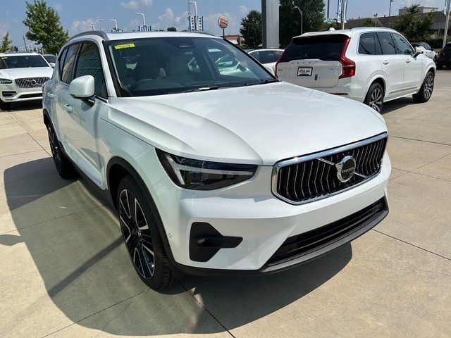 2025 Volvo XC40 Ultra Bright Theme