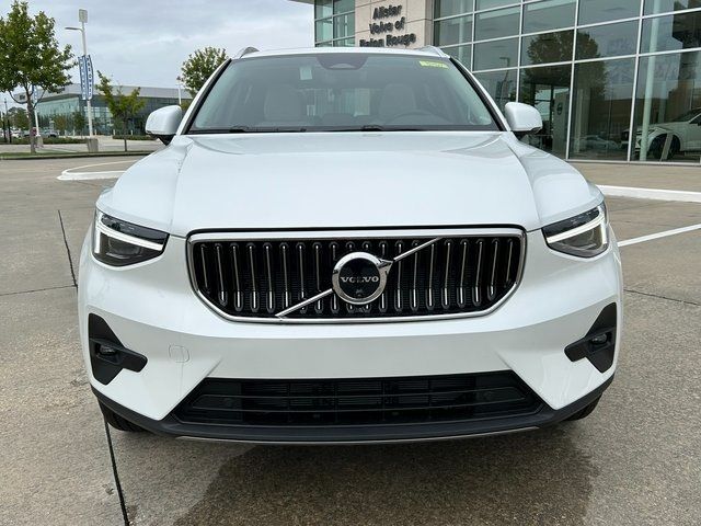 2025 Volvo XC40 Ultra Bright Theme