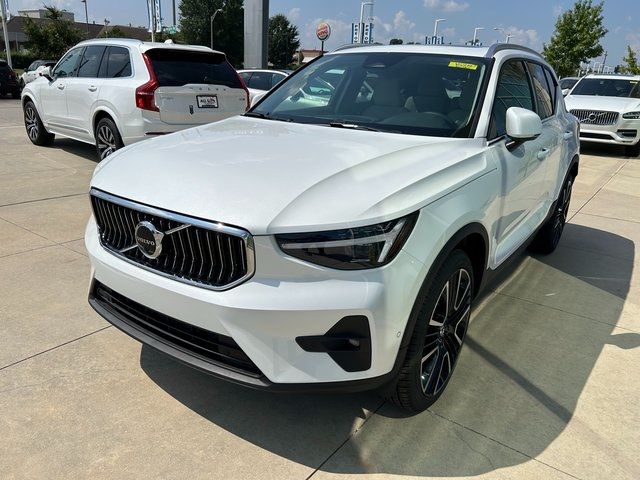 2025 Volvo XC40 Ultra Bright Theme