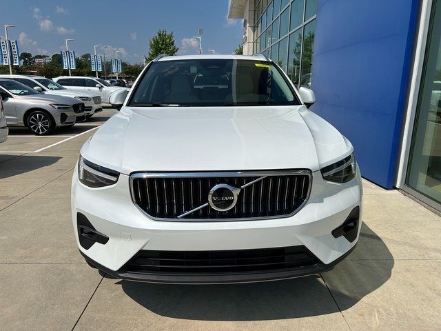 2025 Volvo XC40 Ultra Bright Theme