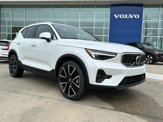 2025 Volvo XC40 Ultra Bright Theme