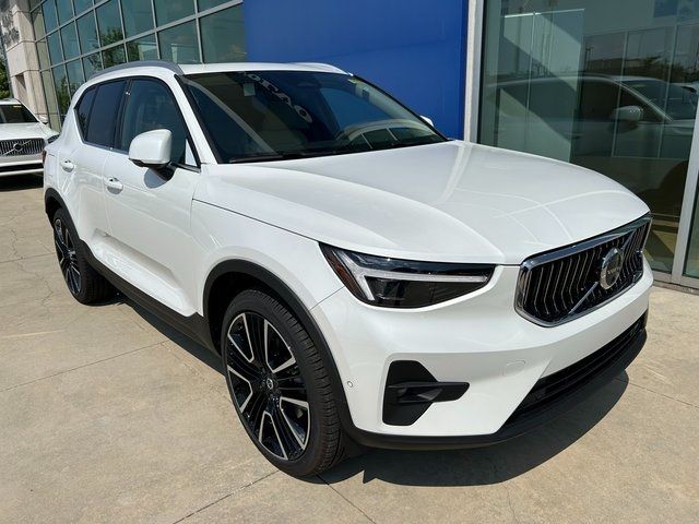 2025 Volvo XC40 Ultra Bright Theme