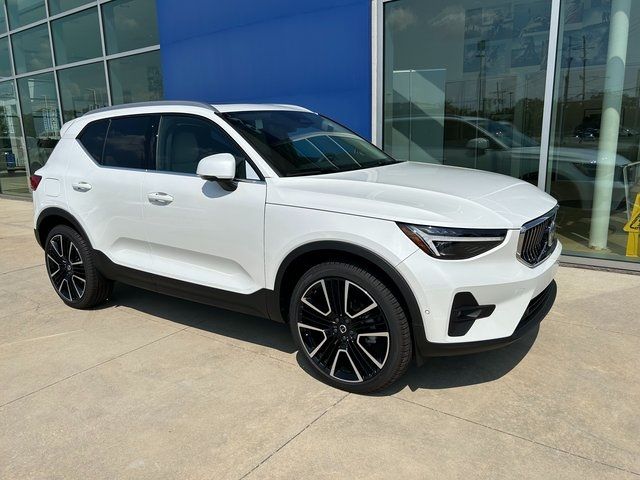 2025 Volvo XC40 Ultra Bright Theme