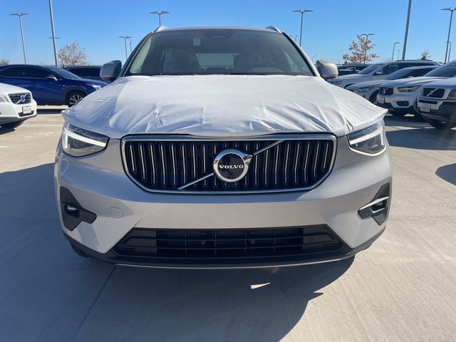 2025 Volvo XC40 Ultra Bright Theme