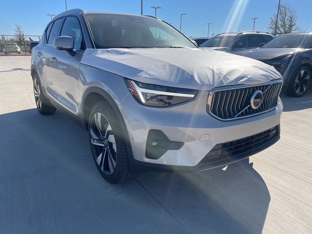 2025 Volvo XC40 Ultra Bright Theme