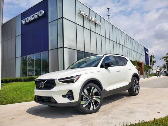 2025 Volvo XC40 Ultra Bright Theme