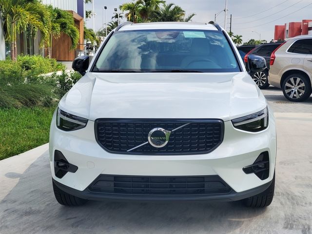 2025 Volvo XC40 Ultra Bright Theme