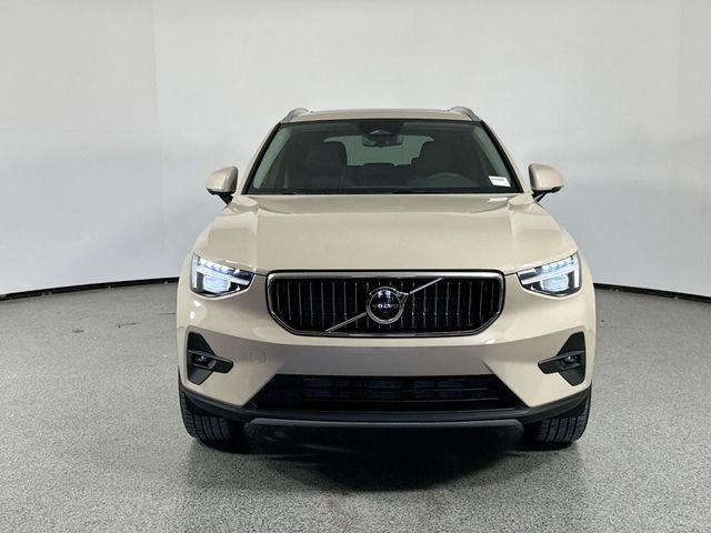 2025 Volvo XC40 Ultra Bright Theme