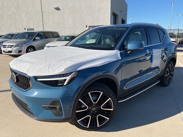 2025 Volvo XC40 Ultra Bright Theme