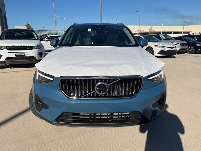 2025 Volvo XC40 Ultra Bright Theme