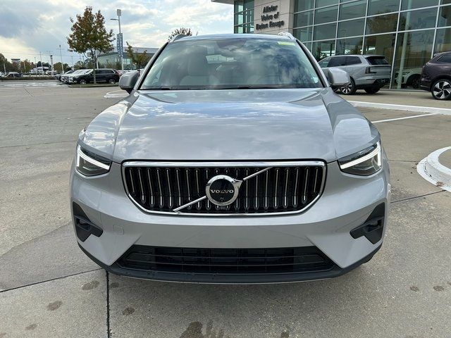 2025 Volvo XC40 Ultra Bright Theme