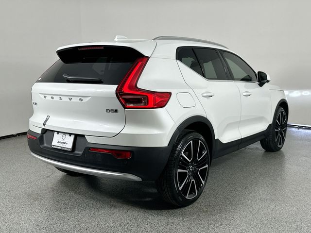 2025 Volvo XC40 Ultra Bright Theme