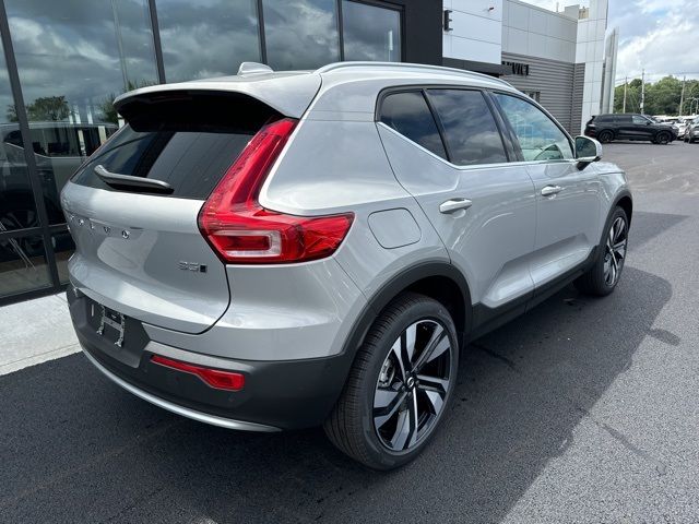 2025 Volvo XC40 Ultra Bright Theme