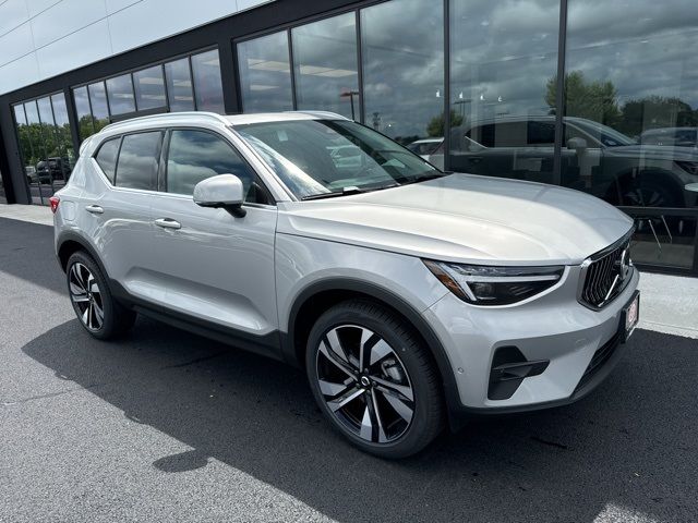 2025 Volvo XC40 Ultra Bright Theme