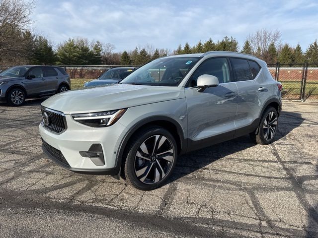 2025 Volvo XC40 Ultra Bright Theme