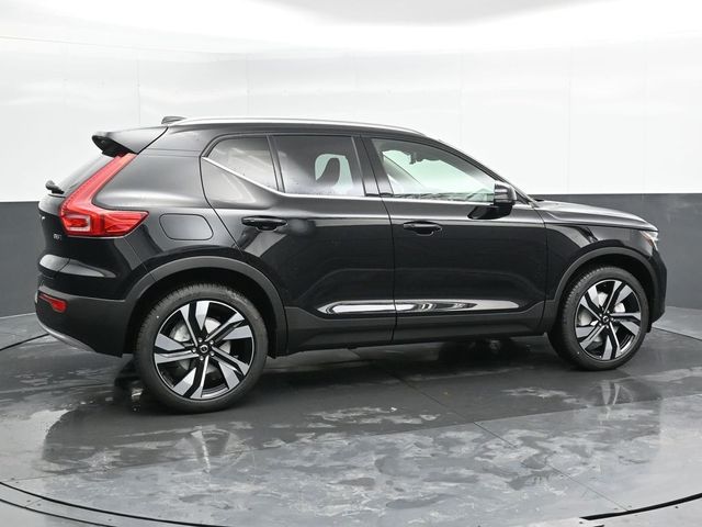 2025 Volvo XC40 Ultra Bright Theme