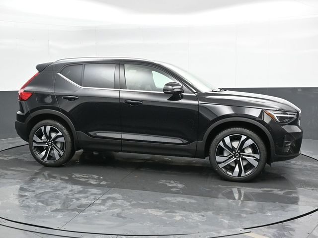 2025 Volvo XC40 Ultra Bright Theme