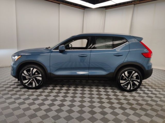 2025 Volvo XC40 Ultra Bright Theme