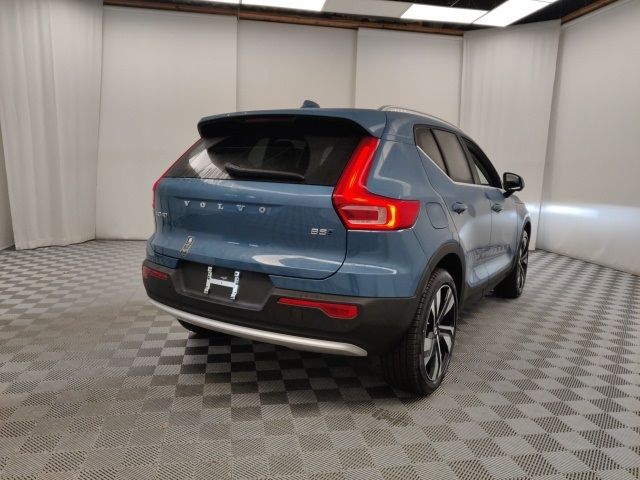 2025 Volvo XC40 Ultra Bright Theme