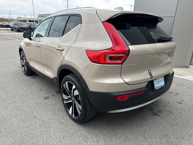 2025 Volvo XC40 Ultra Bright Theme