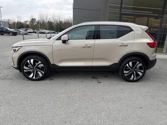 2025 Volvo XC40 Ultra Bright Theme