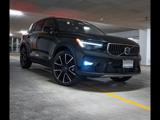 2025 Volvo XC40 Ultra Bright Theme