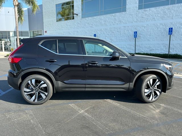 2025 Volvo XC40 Ultra Bright Theme