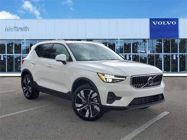 2025 Volvo XC40 Ultra Bright Theme