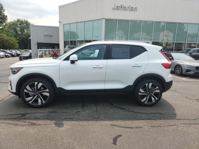 2025 Volvo XC40 Ultra Bright Theme