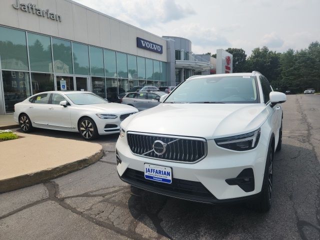 2025 Volvo XC40 Ultra Bright Theme