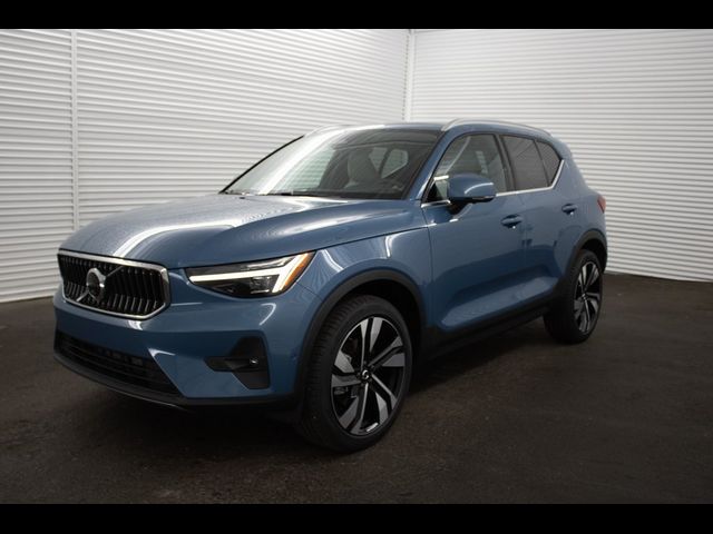 2025 Volvo XC40 Ultra Bright Theme