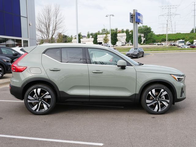 2025 Volvo XC40 Ultra Bright Theme