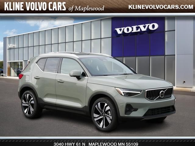 2025 Volvo XC40 Ultra Bright Theme