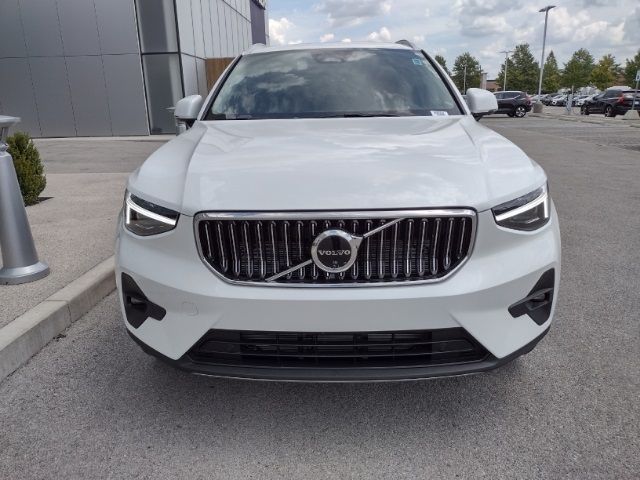 2025 Volvo XC40 Ultra Bright Theme