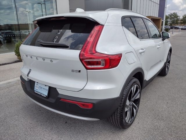 2025 Volvo XC40 Ultra Bright Theme