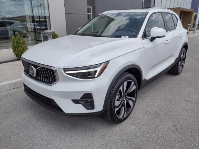 2025 Volvo XC40 Ultra Bright Theme