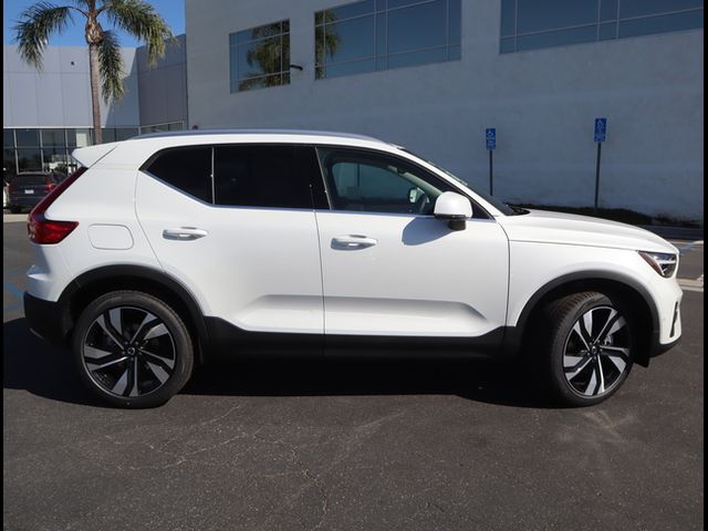 2025 Volvo XC40 Ultra Bright Theme