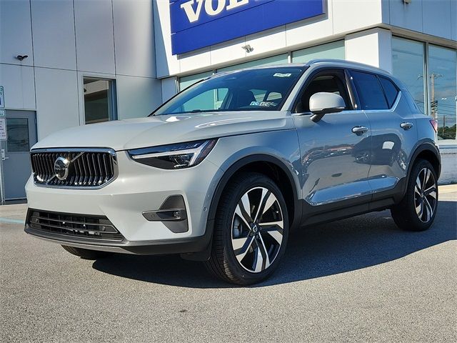 2025 Volvo XC40 Ultra Bright Theme