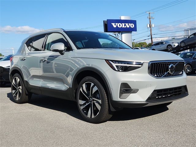 2025 Volvo XC40 Ultra Bright Theme