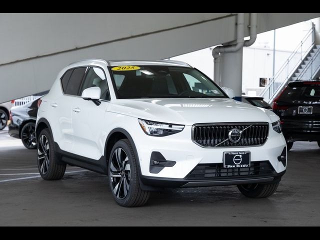 2025 Volvo XC40 Ultra Bright Theme