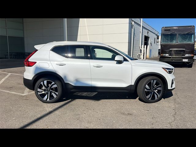 2025 Volvo XC40 Ultra Bright Theme