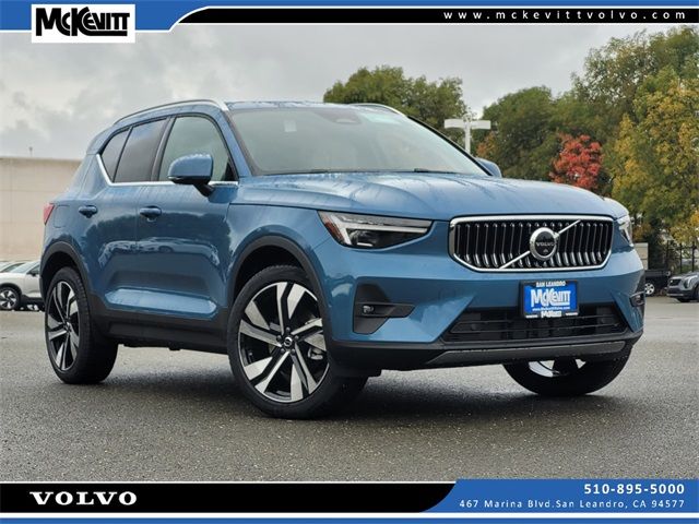 2025 Volvo XC40 Ultra Bright Theme