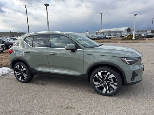 2025 Volvo XC40 Ultra Bright Theme