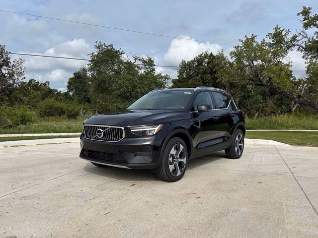 2025 Volvo XC40 Core Bright Theme