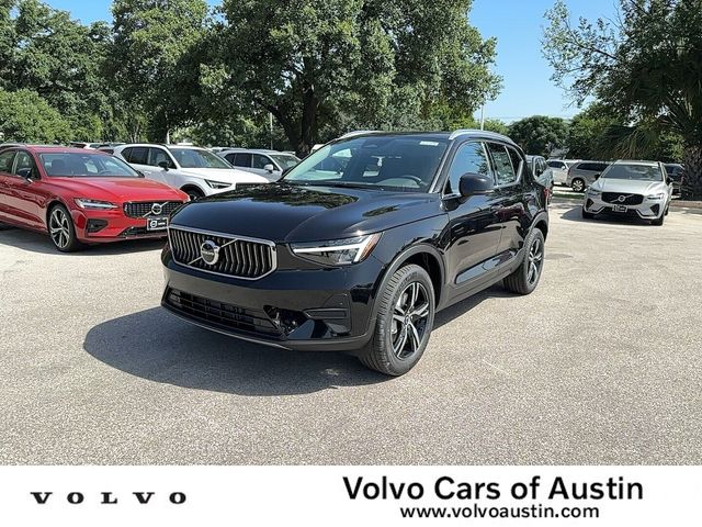 2025 Volvo XC40 Core Bright Theme