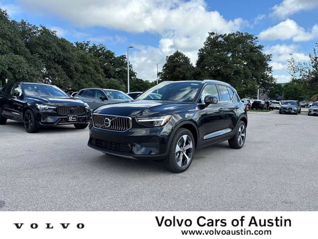 2025 Volvo XC40 Core Bright Theme