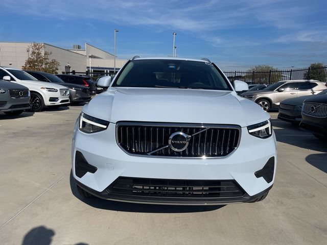 2025 Volvo XC40 Core Bright Theme