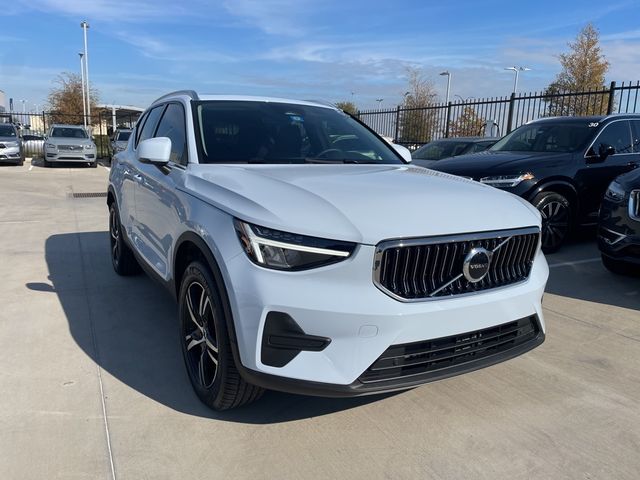 2025 Volvo XC40 Core Bright Theme