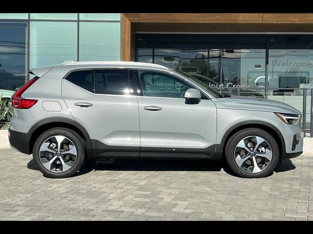 2025 Volvo XC40 Core Bright Theme